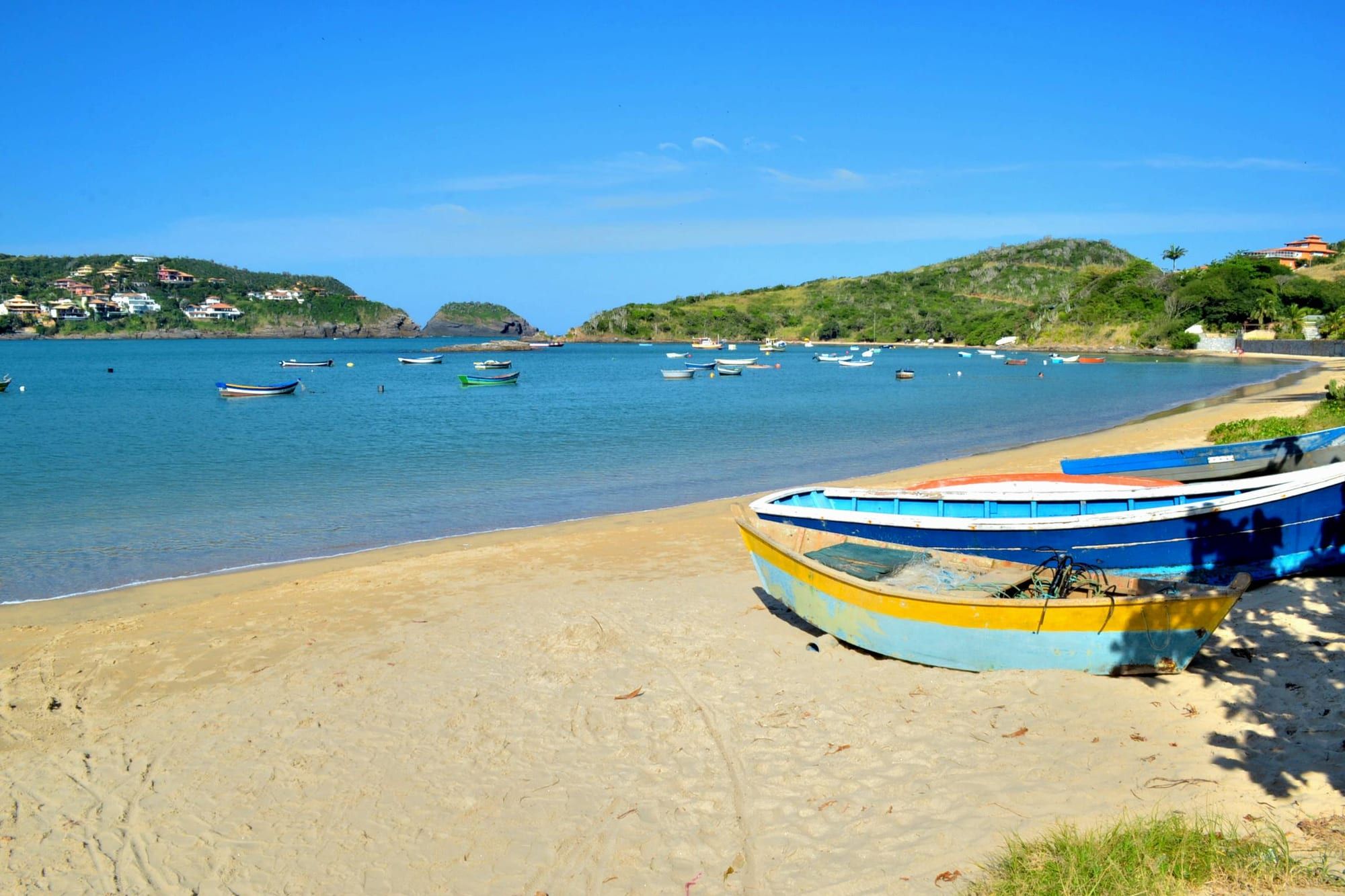 Botes coloridos na areia da Praia da Ferradura, Búzios