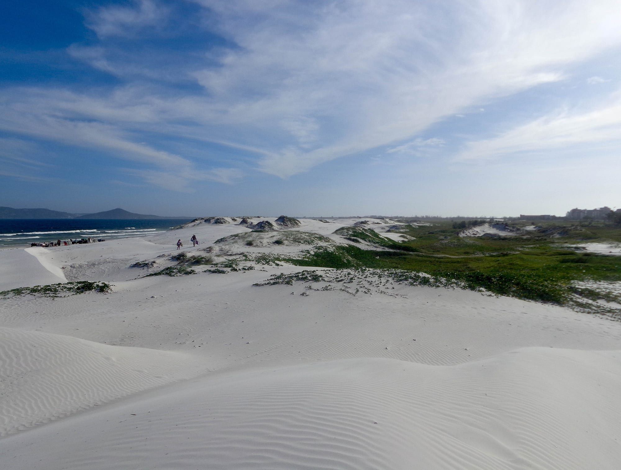 Dunas brancas de areia sob céu azul, Cabo Frio