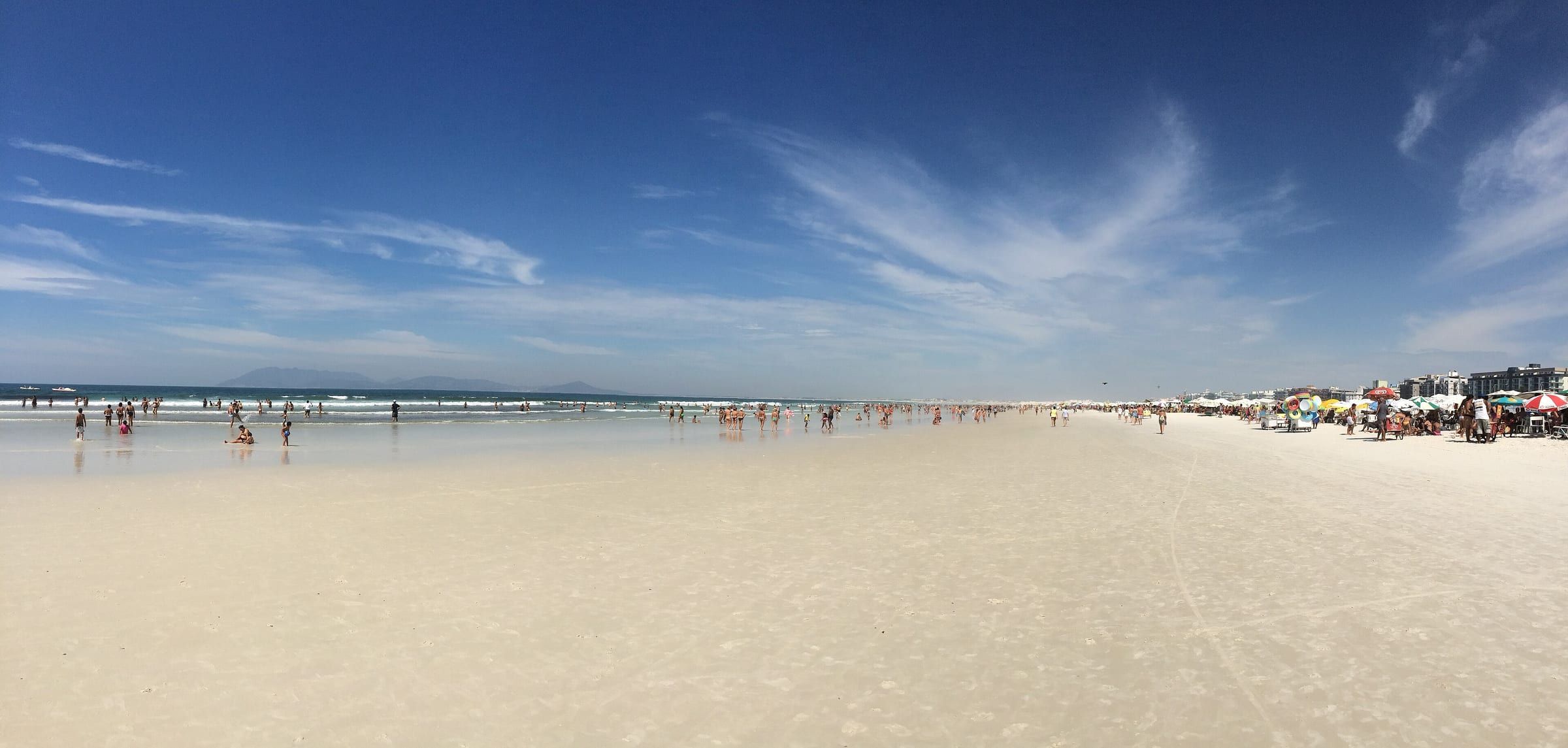 Praia de Cabo Frio com areia clara e mar azul
