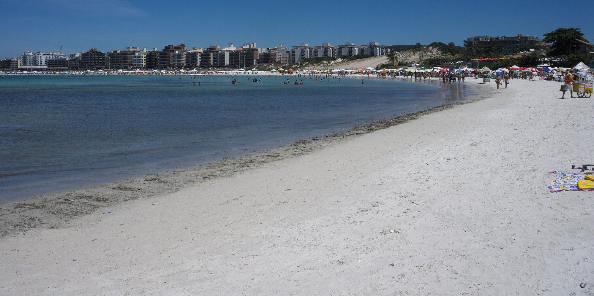 Praia do Forte com areia branca e águas azuis, Cabo Frio